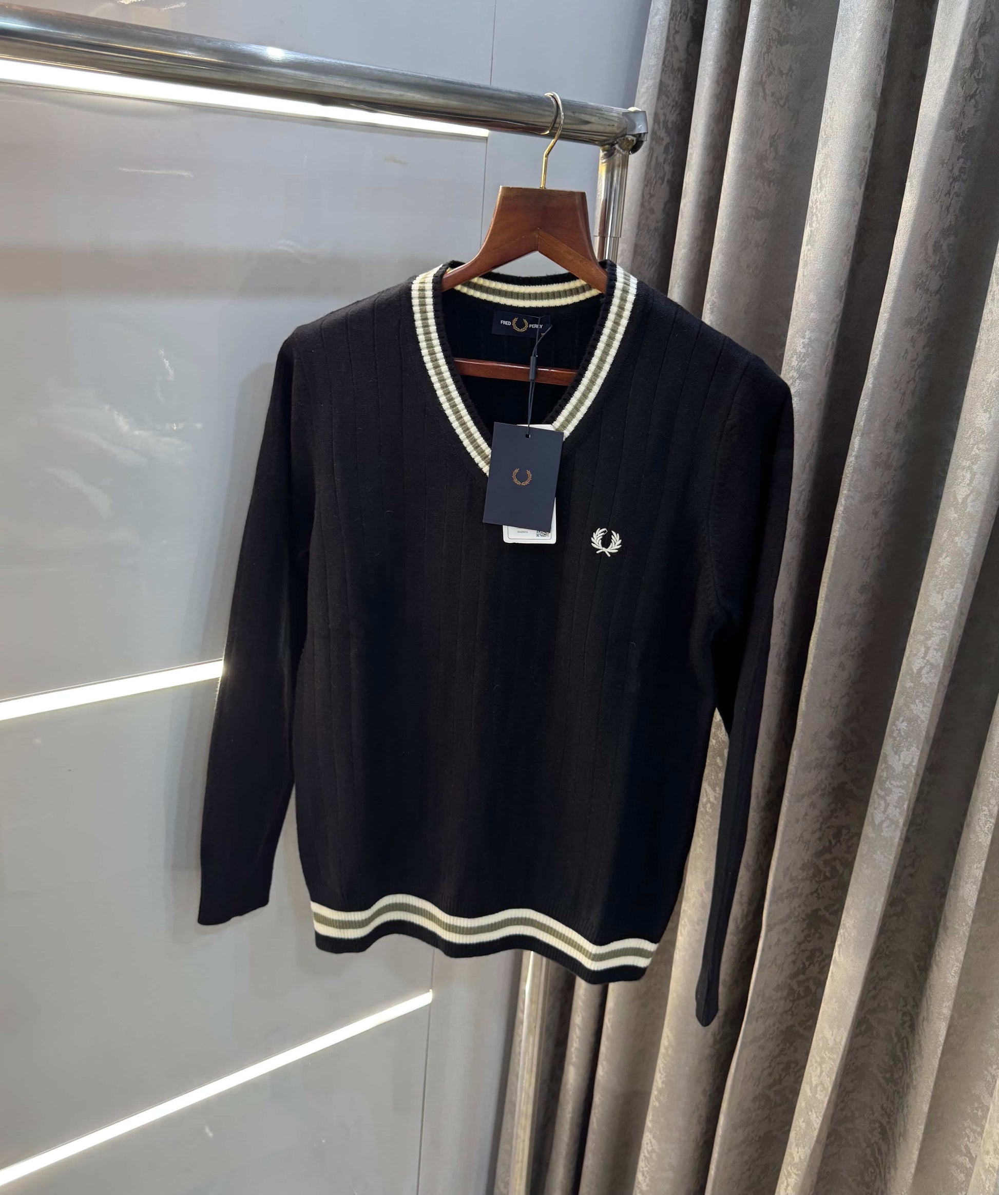 Fredperr y Black Embroidery Logo Premium Knitted Pull Over